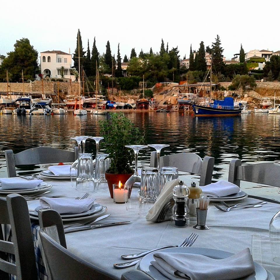 H Μαρίνα-Λύδα Κουταρέλλη στο εστιατόριο Ταρσανάς επιλέγει ψάρι σε κρούστα αλατιού - Φωτογραφία: Ταρσανάς/Facebook