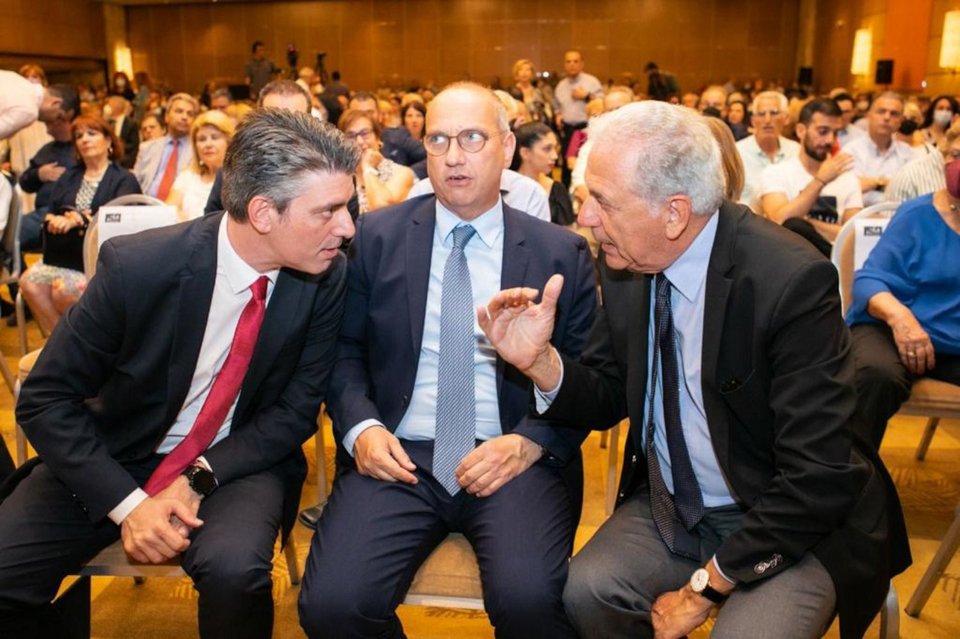 Ο Τάσος Γαϊτάνης συνομιλεί με τους Δημήτρη Αβραμόπουλο και Γιάννη Οικονόμου