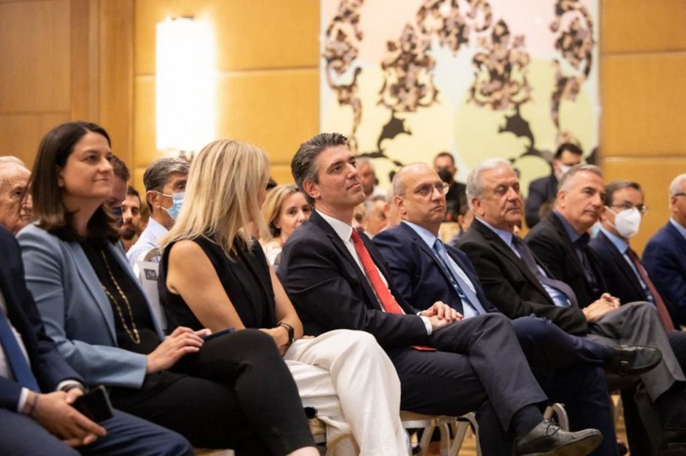 Νίκη Κεραμέως, Γιάννης Οικονόμου και Δημήτρης Αβραμόπουλος δίπλα στον Τάσο Γαϊτάνη
