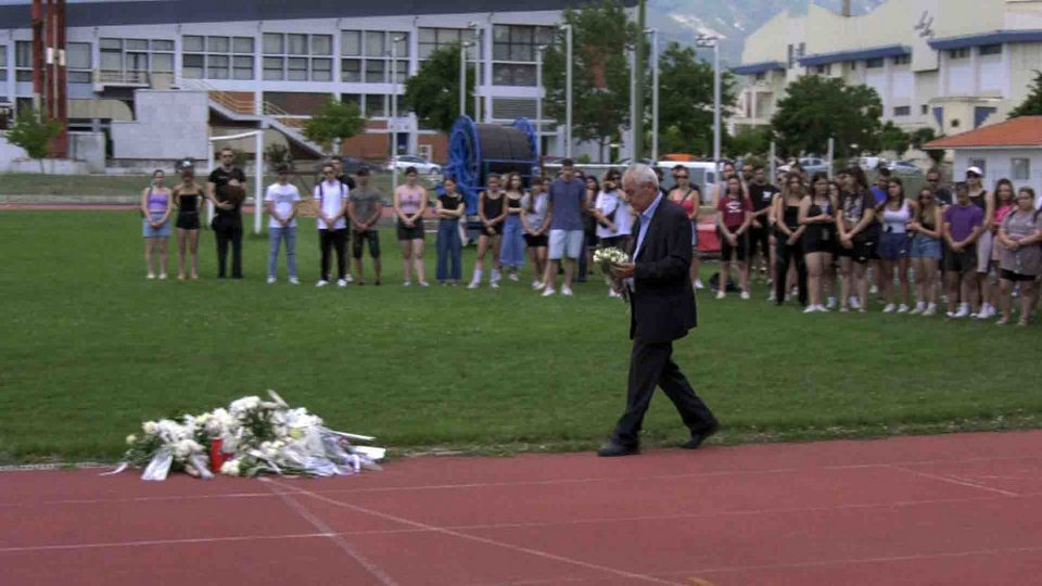 Φοιτητές του ΤΕΦΑΑ αφήνουν λουλούδια στο σημείο που έχασε τη ζωή τους η 22χρονη / maronnews.gr