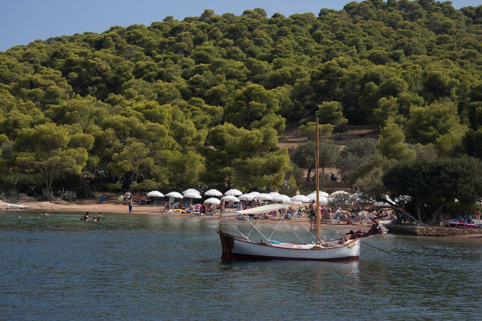 Στις παραλίες του νησιού μπορεί κανείς να πάει και με καϊκι - Φωτογραφία: Τheo Μaroulis/Unsplash