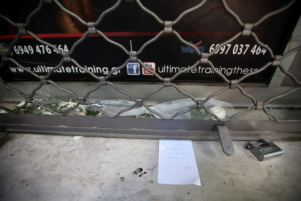 Κεράκια και λουλούδια έξω από το γυμναστήριο του 50χρονου