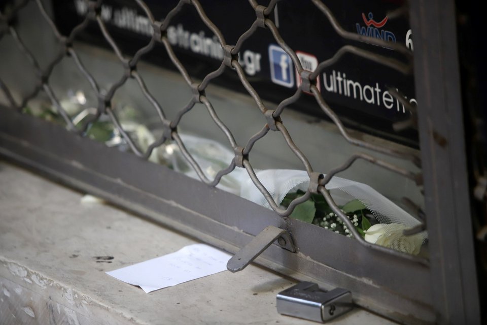 Κεράκια και λουλούδια έξω από το γυμναστήριο του 50χρονου