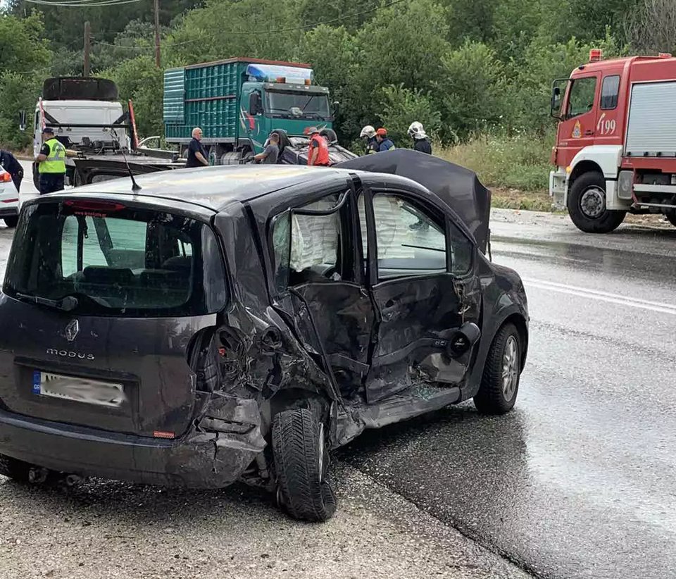 Καραμπόλα με τρία αυτοκίνητα στα Τρίκαλα