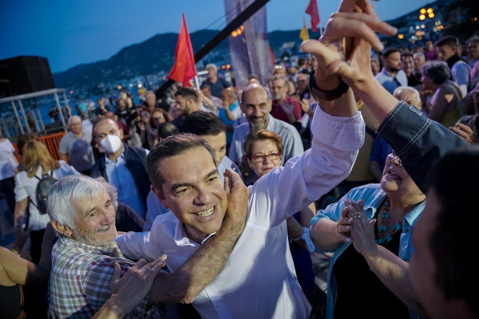 Ο Αλέξης Τσίπρας με ψηφοφόρους του ΣΥΡΙΖΑ στη Λέσβο / Φωτογραφία: ΠΑΝΑΓΙΩΤΗΣ ΜΠΑΛΑΣΚΑΣ/EUROKINISSI