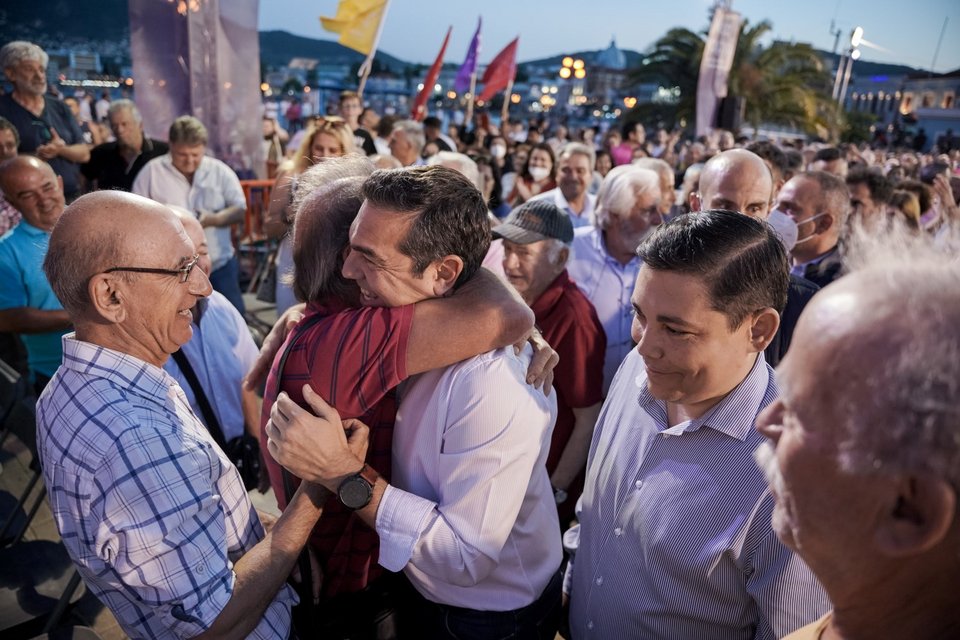 Ο Αλέξης Τσίπρας με ψηφοφόρους του ΣΥΡΙΖΑ στη Λέσβο / Φωτογραφία: ΠΑΝΑΓΙΩΤΗΣ ΜΠΑΛΑΣΚΑΣ/EUROKINISSI