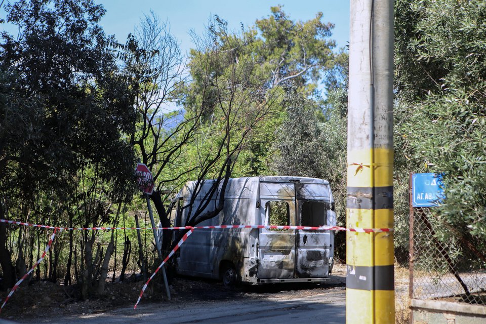 Το βαν που πυρπόλησαν οι εκτελεστές στον Γέρακα / Φωτογραφία: ΙΝΤΙΜΕ