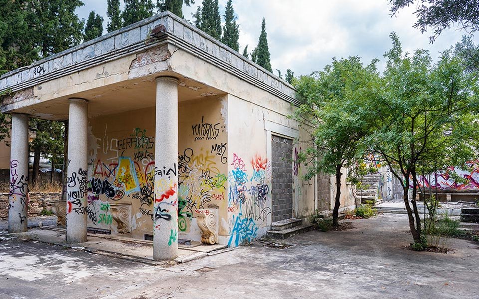 Η βίλα Ιόλα αυτή τη στιγμή βρίσκεται σε εγκατάλειψη