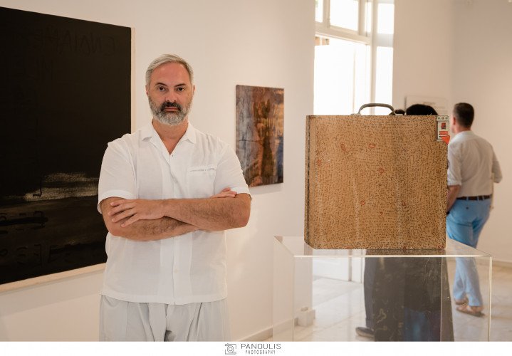 Λελλέ Δεμερτζή εμπρός από το έργο της Disrupted Male Archetype