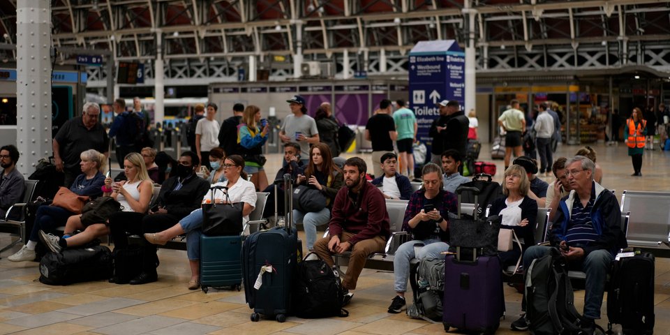 Τεράστιες οι αναμονές των επιβατών στη Βρετανία / Φωτογραφία: AP