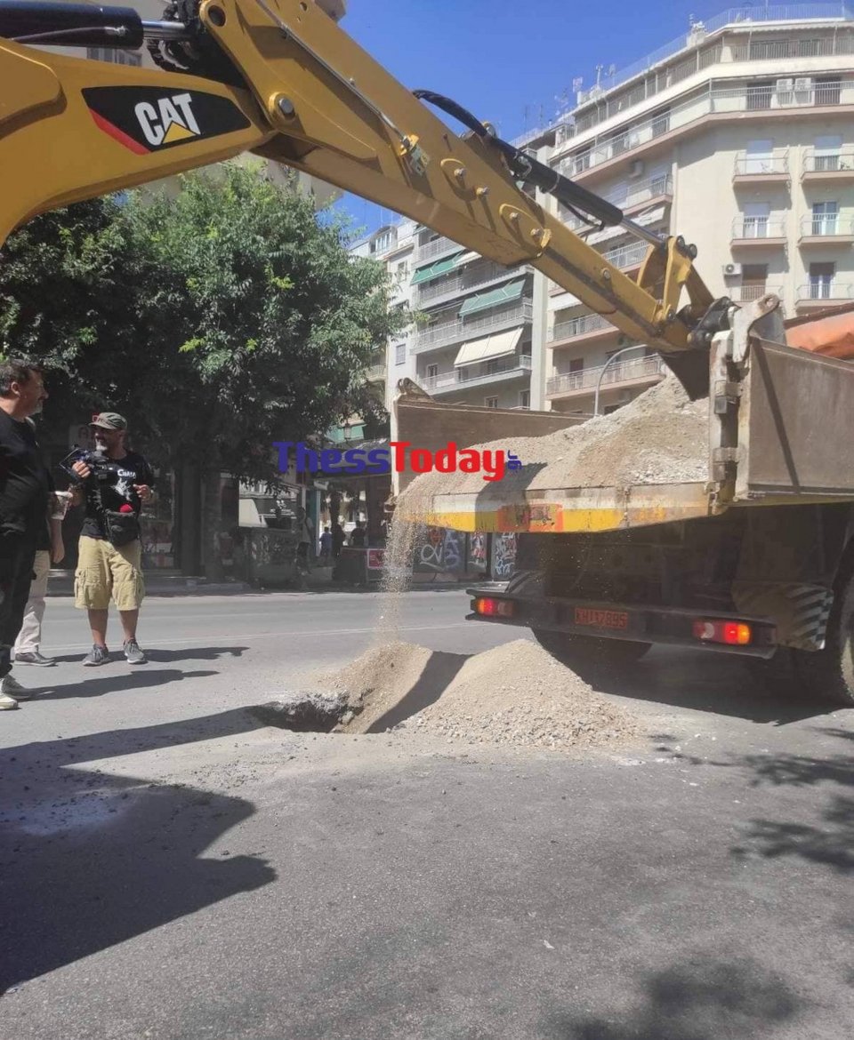 Μηχάνημα του δήμου καλύπτει την τρύπα του πηγαδιού με αμμοχάλικο / thesstoday.gr