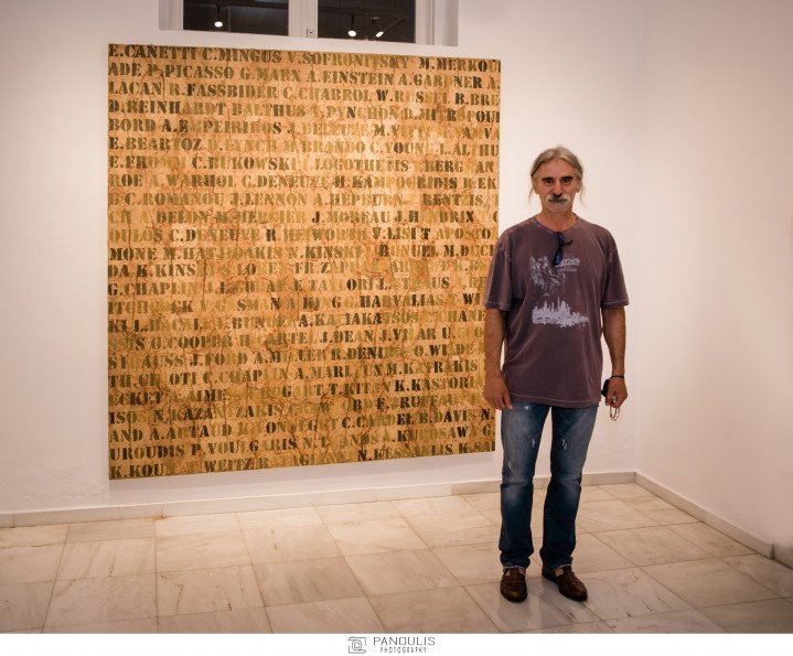 Πάνος Χαραλάμπους εμπρός από το έργο του Αρχείο Καπνού : Καπνιστές  