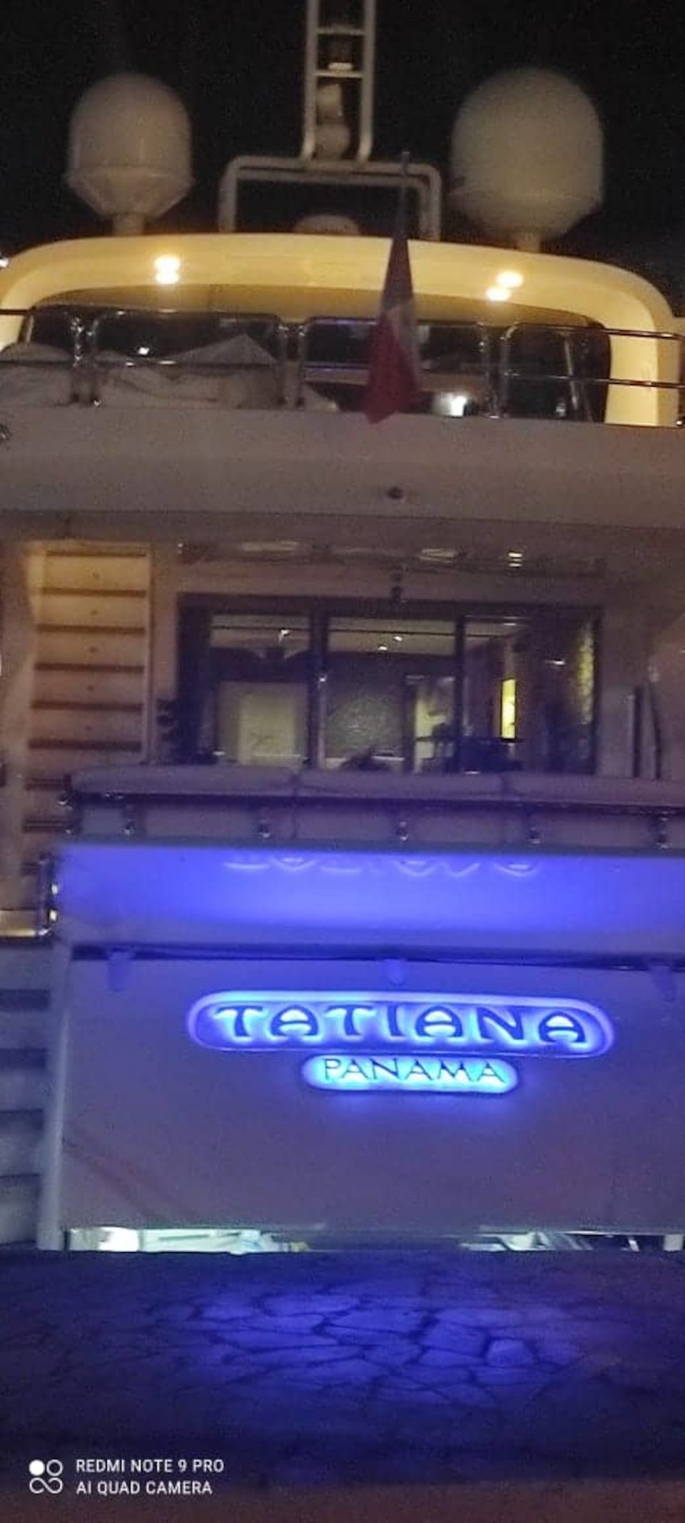 Mega yacht στο λιμάνι της Σύμης / Παναγιώτης Γεωργίου