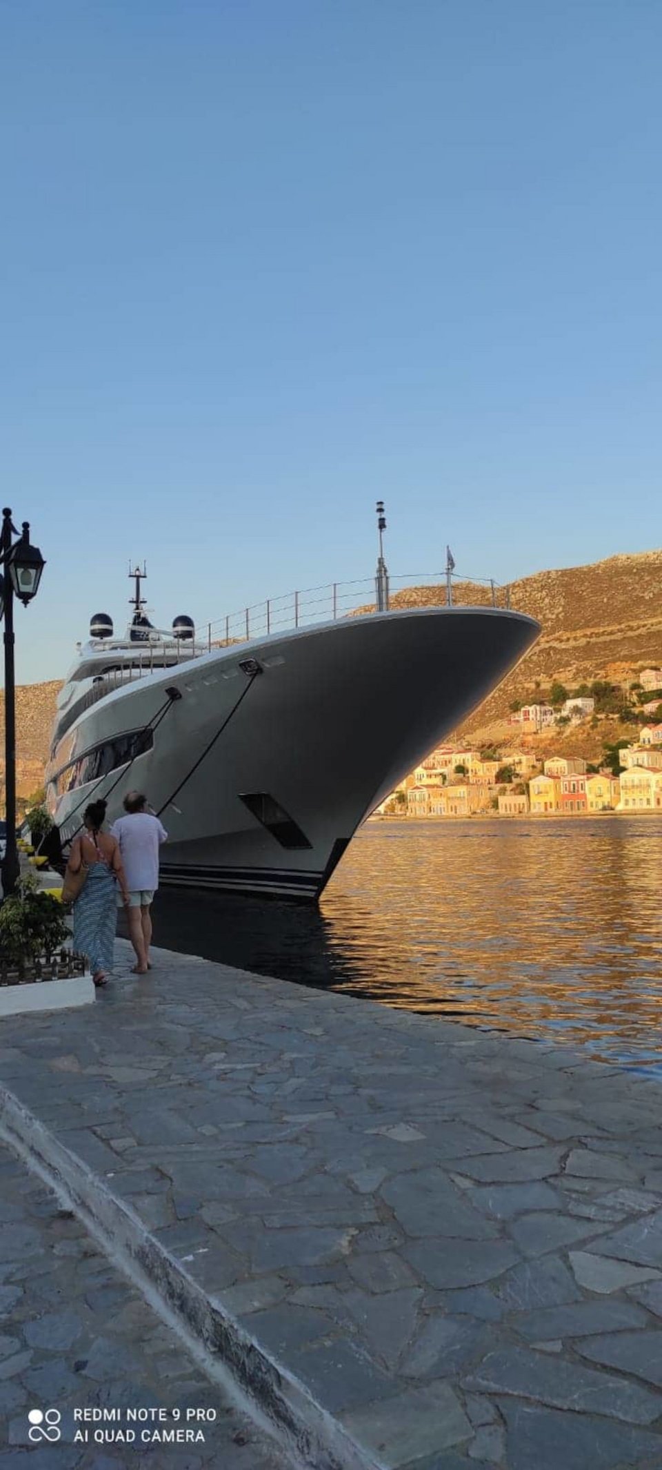 Mega yacht στο λιμάνι της Σύμης / Παναγιώτης Γεωργίου