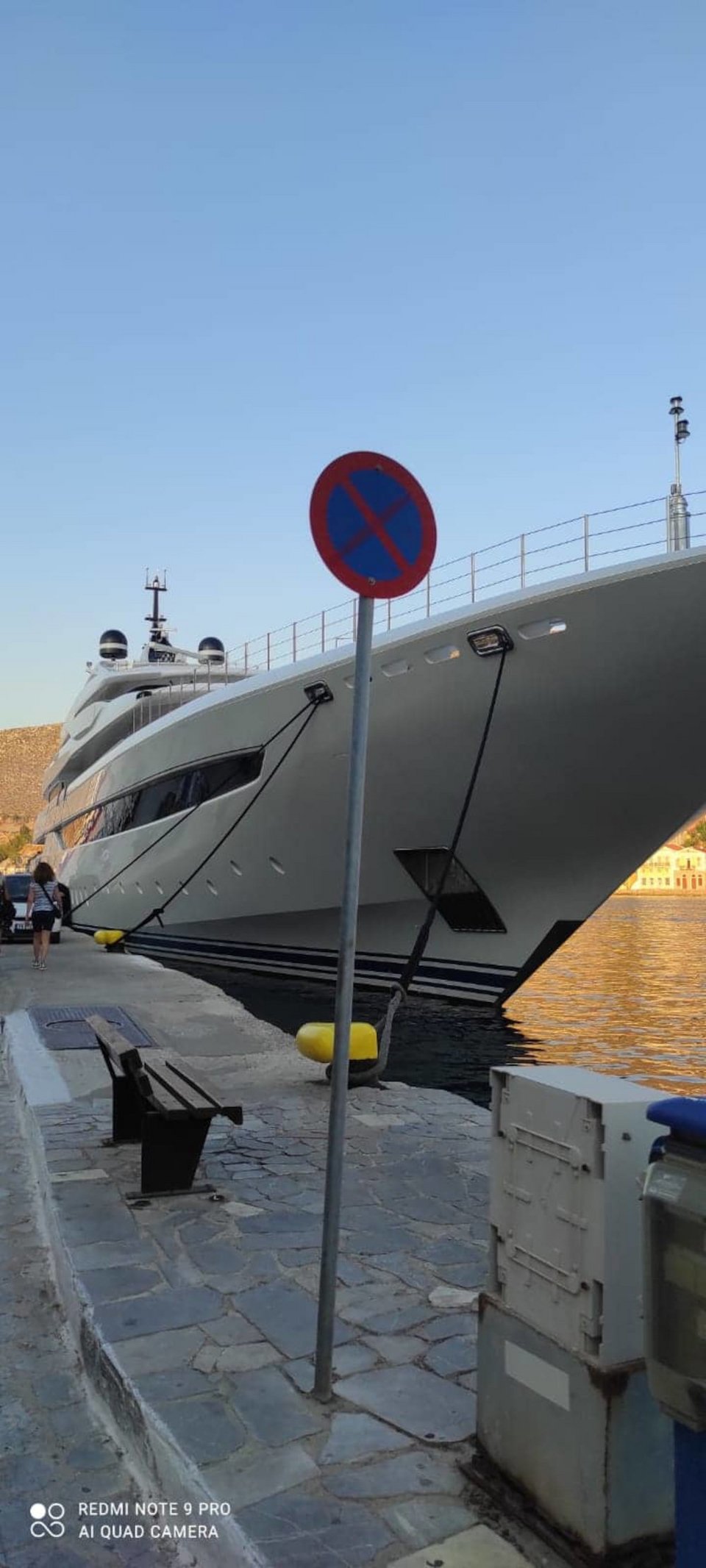 Mega yacht στο λιμάνι της Σύμης / Παναγιώτης Γεωργίου