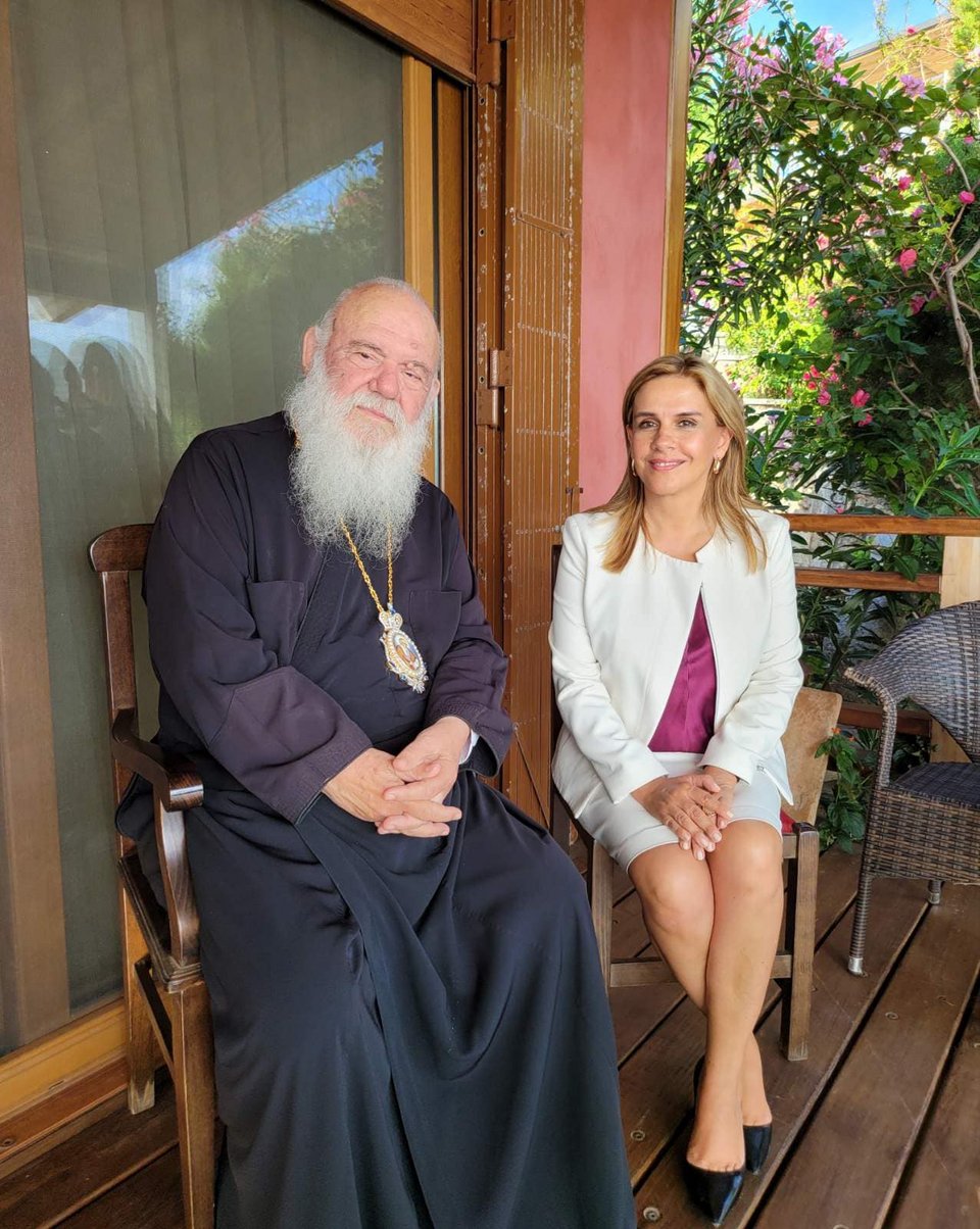 Ο Αρχιεπίσκοπος Ιερώνυμος με τη Ζωή Ράπτη / Φωτογραφία: Facebook