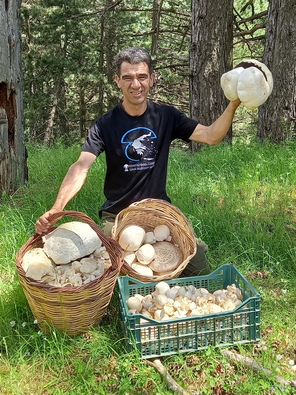 Ο μανιταροσυλλέκτης Ανδρέα Σλιάρα από τα Γρεβενά με τα μανιτάρια που μάζεψε από το δάσος.