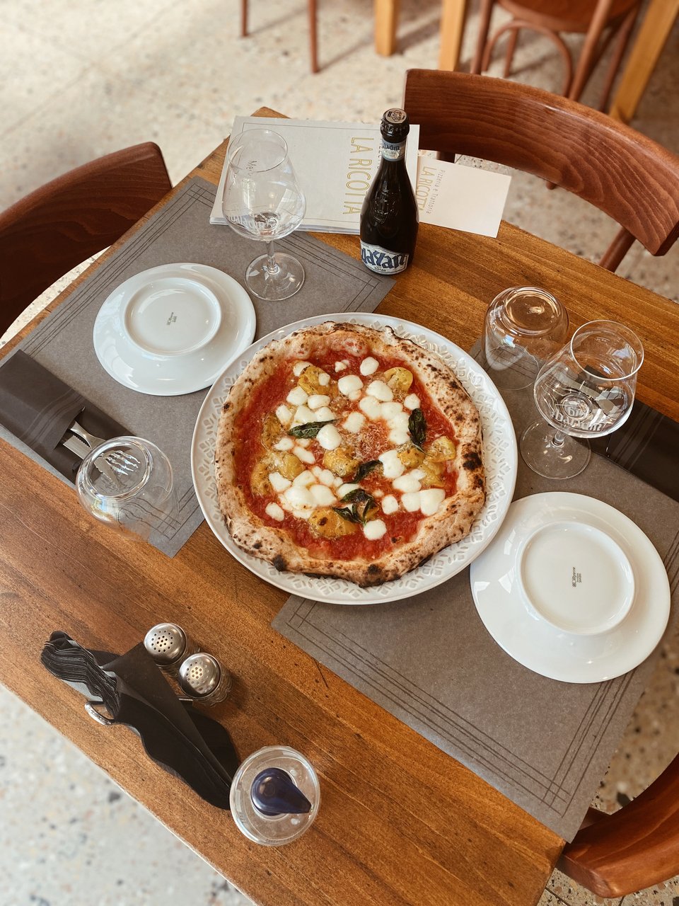 Πίτσα Μαργαρίτα, ένα απλό πιάτο με ιδιαίτερη φροντίδα και προσοχή ώστε να γίνει σωστό. 