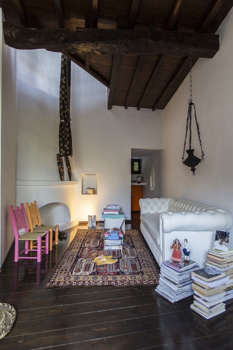 Design και έθνικ πινελιές δίνουν έναν ισχυρό χαρακτήρα στο καθιστικό. 