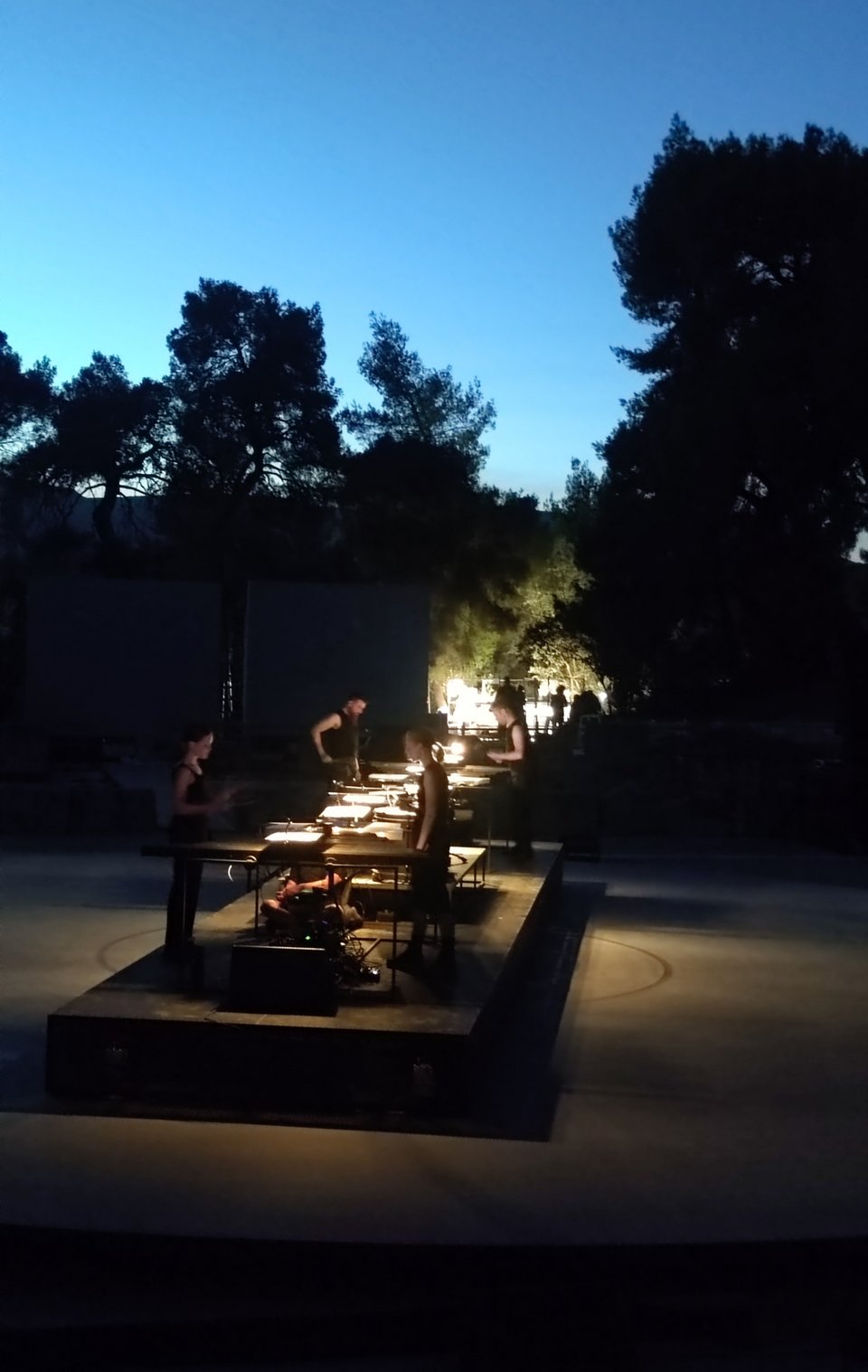 O πάγκος με τα κρουστά και τους μουσικούς που σαν δείκτης ρολογιού βρίσκεται πάνω στον περιστρεφόμενο κύκλο. Κάθε τόσο γυρίζει και αυτός / iefimerida