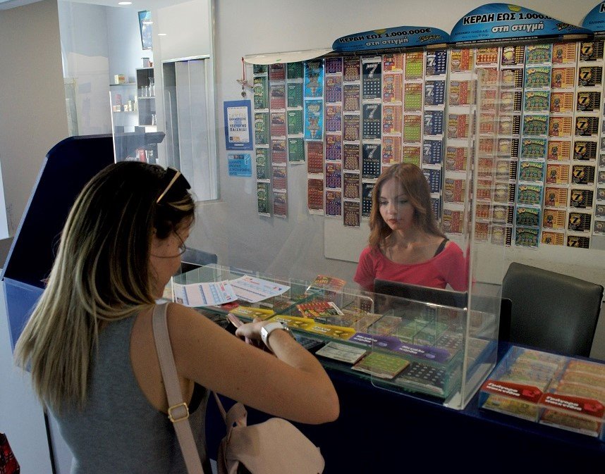 Η κ. Νάνη από το κατάστημα ΟΠΑΠ στο Γκάζι