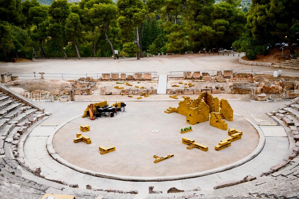 Το θέατρο της Επιδαύρου με τα σκηνικά της Εύας Μανιδάκη είναι έτοιμο για την αποψινή παράσταση. Θα γίνει τελικά;