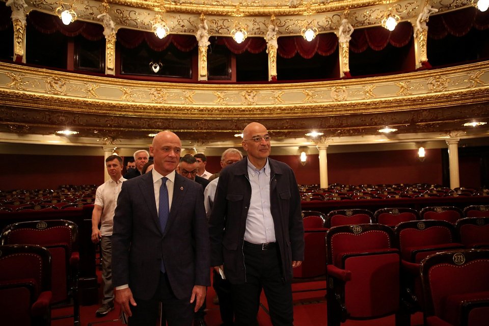 Ο Νίκος Δένδιας με τον Δήμαρχο Οδησσού G. Trukhanov - επίσκεψη στο κτίριο της Όπερας / INTIME