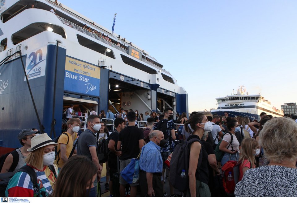 «Βουλιάζει» το λιμάνι του Πειραιά / Φωτογραφία: INTIME