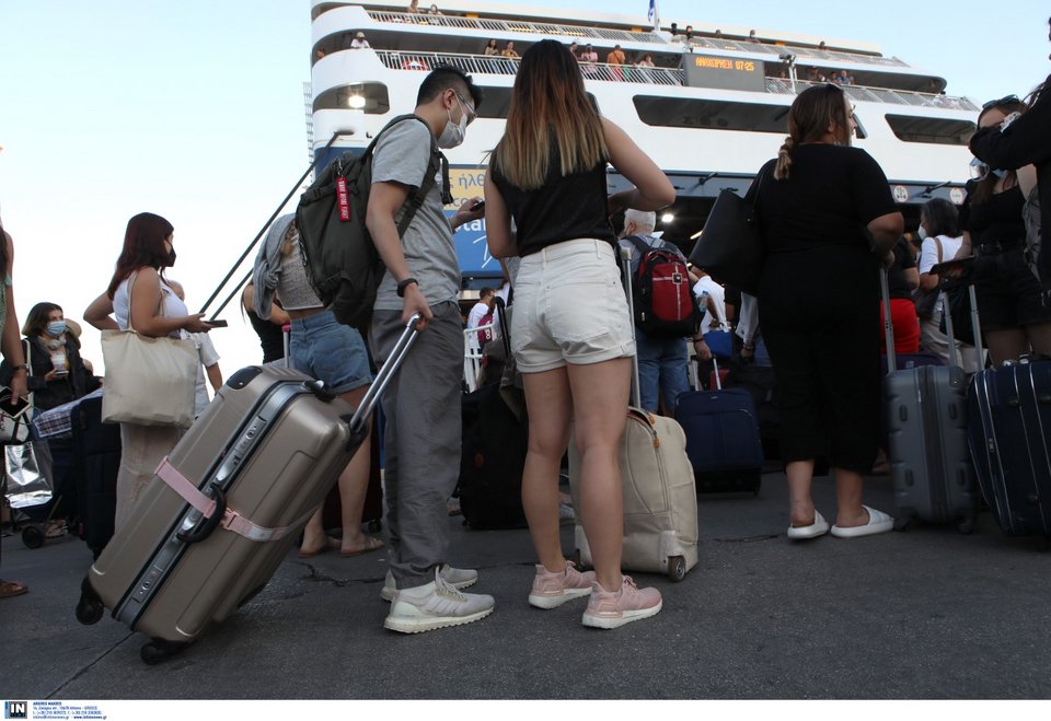 «Βουλιάζει» το λιμάνι του Πειραιά / Φωτογραφία: INTIME