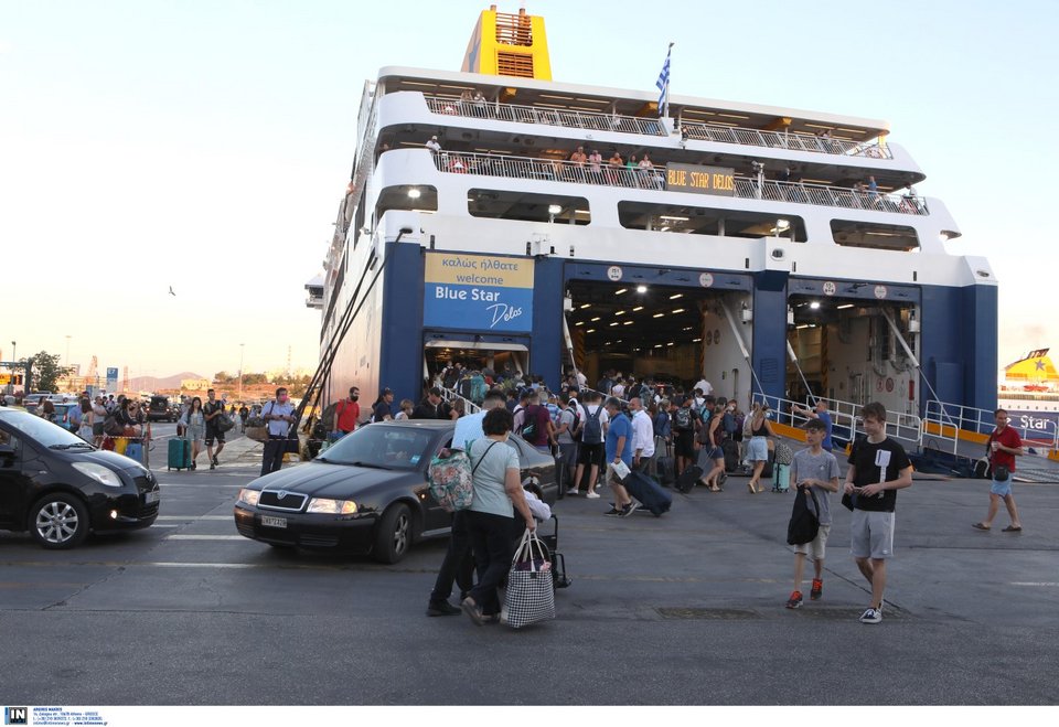 «Βουλιάζει» το λιμάνι του Πειραιά / Φωτογραφία: INTIME