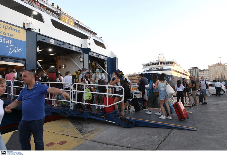 «Βουλιάζει» το λιμάνι του Πειραιά / Φωτογραφία: INTIME