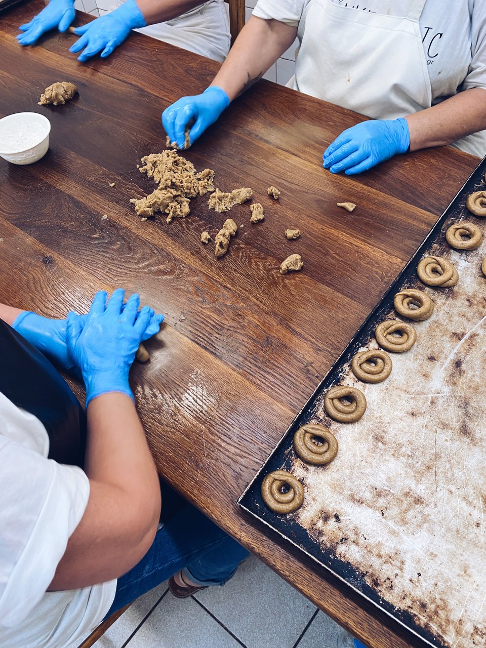 Τα κουλουράκια είναι χειροποίητα, πλάθονται με το χέρι από εννέα γυναίκες στο εργασήριο. 