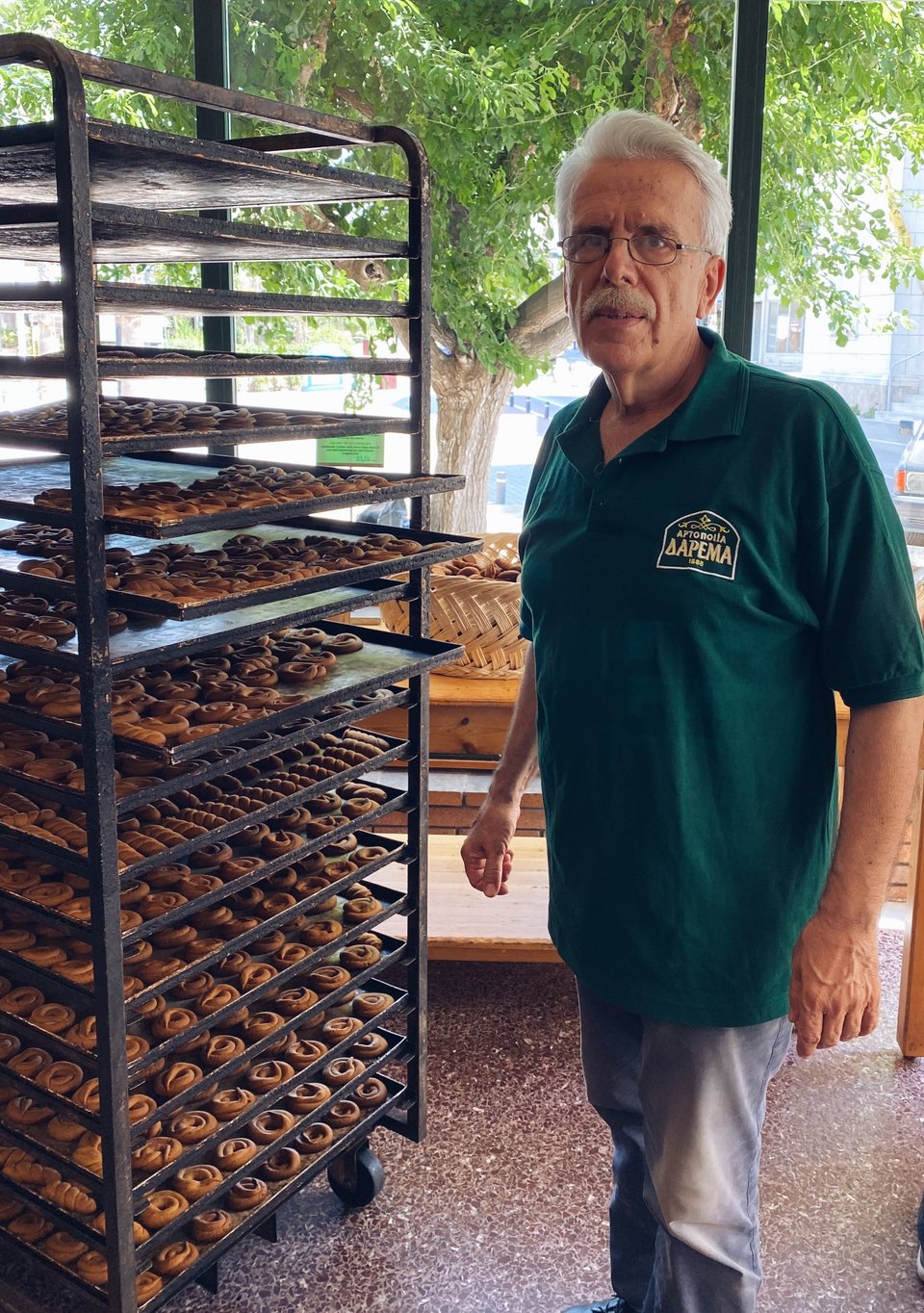 Ο Κώστας Δαρεμάς εκπροσωπεί την 4η γενιά στον φούρνο Δαρεμά. 