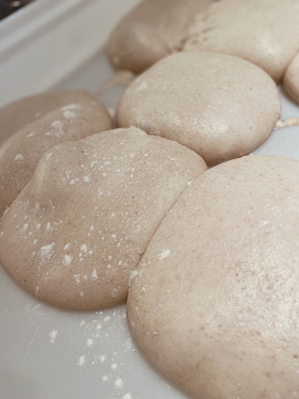 Η ζύμη σε μπαλάκια ωριμάζει από 24 έως 72 ώρες πριν ψηθεί. 