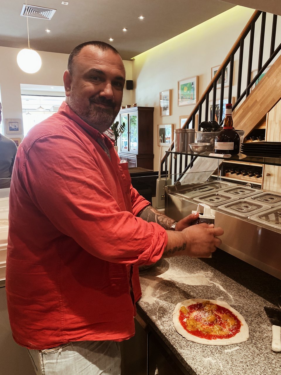Ο Ιταλός σεφ Μάρκο Τζεναμπόνι άνοιξε πρώτα στο Νέο Κόσμο την πιτσαρία La Bella Napoli και τώρα στη Νέα Σμύρνη την ιταλική τρατορία La Ricotta. 