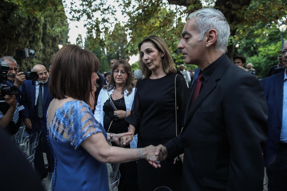 Η Πρόεδρος της Δημοκρατίας με τους γονείς του αδικοχαμένου Άλκη Καμπανού