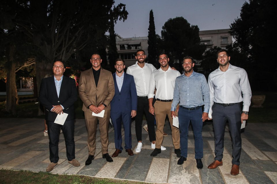 Παίκτες της Εθνικής πόλο με τον προπονητή τους Θοδωρή Βλάχο