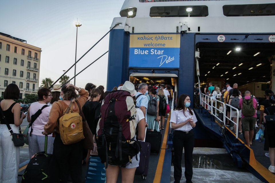 Τεράστιες ουρές στο λιμάνι του Πειραιά. Φωτογραφία: EUROKINISSI