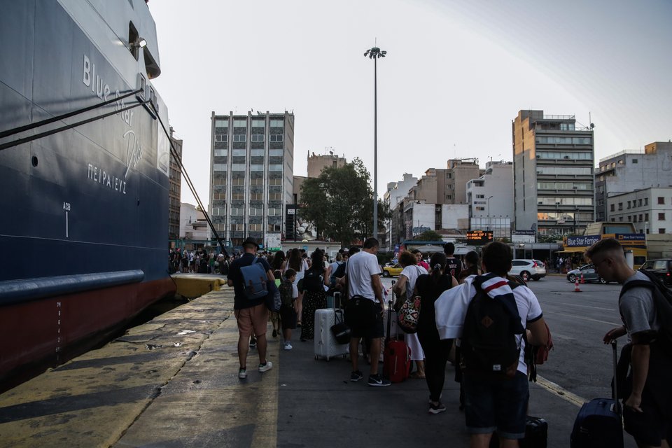 Τεράστιες ουρές στο λιμάνι του Πειραιά. Φωτογραφία: EUROKINISSI