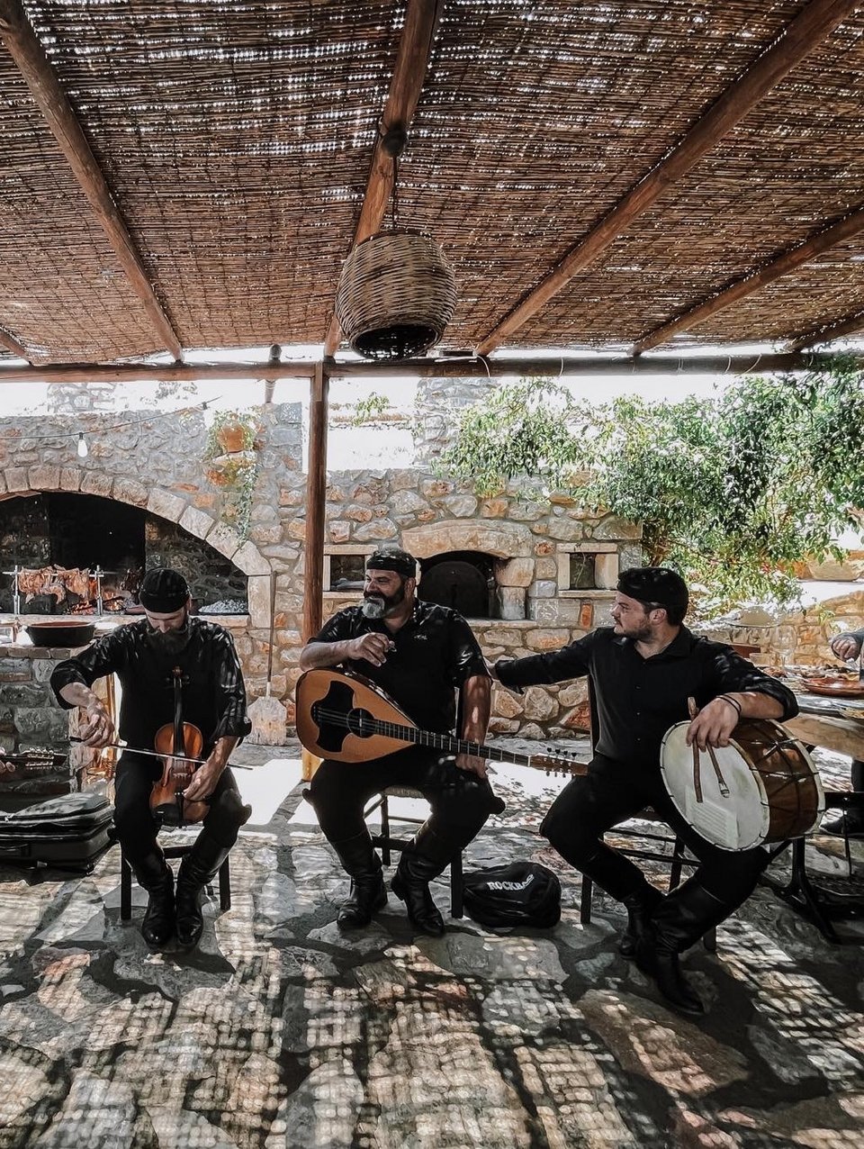 Ζωντανή κρητική κουσική στο farm-to-table εστιατόριο Peskesi - Φωτογραφία: Peskesi/Facebook