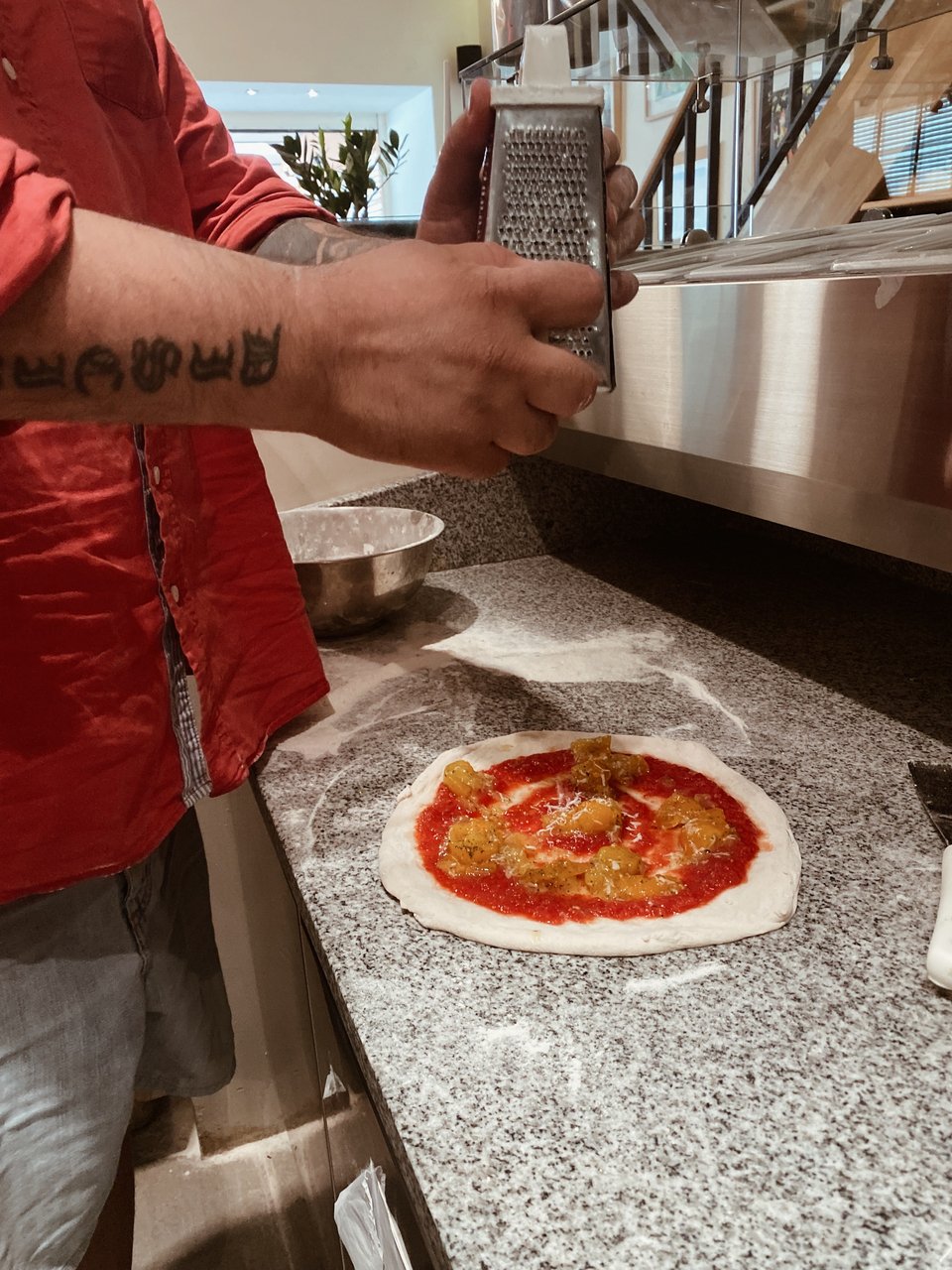 Σάλτσα ντομάτας, κίτρινα ντοματίνια και πεκορίνο αποτελεί τη βάση για τη γέμιση της πίτσας Μαργαρίτα. 