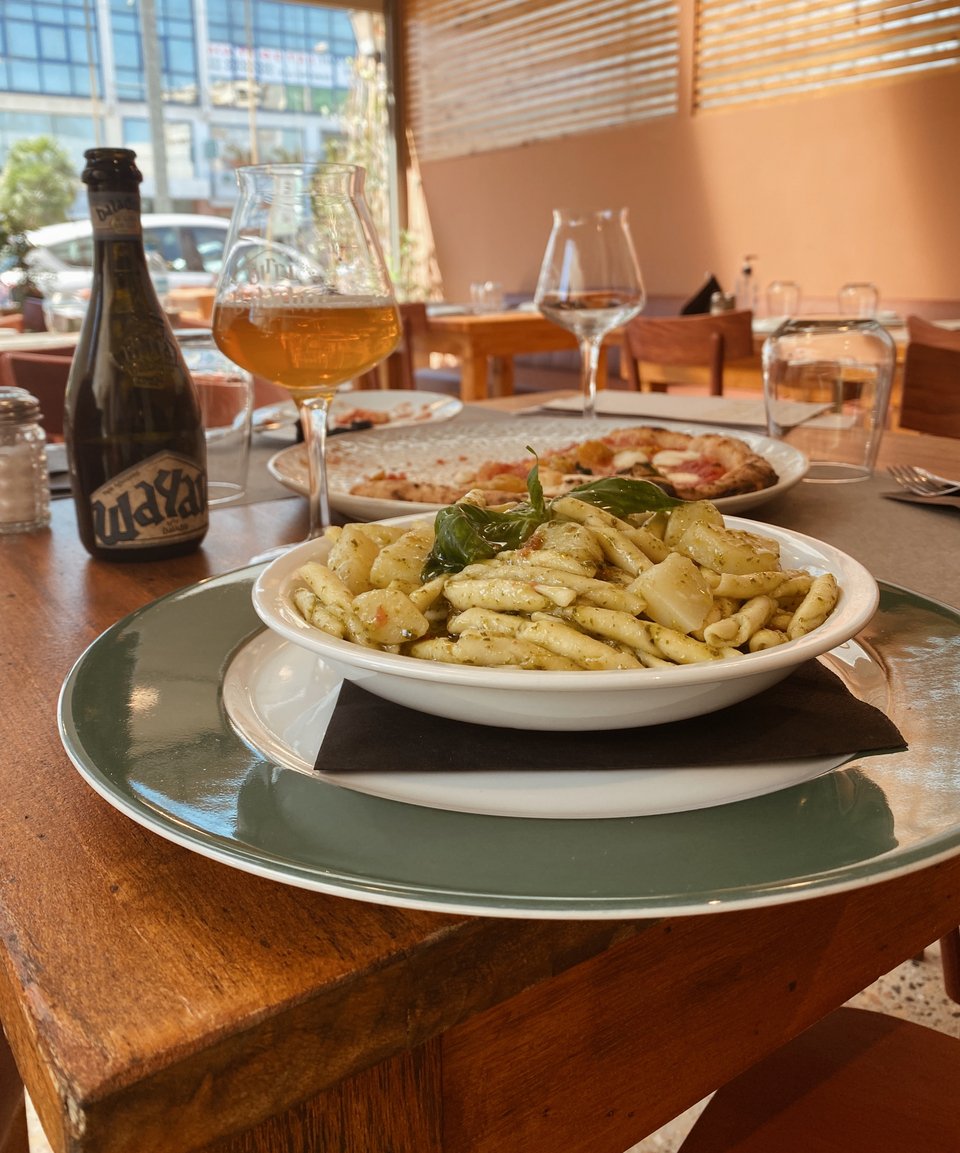 Η πίτσα Μαργαρίτα ιδανικά συνοδεύεται από μια ξανθή μπύρα. 