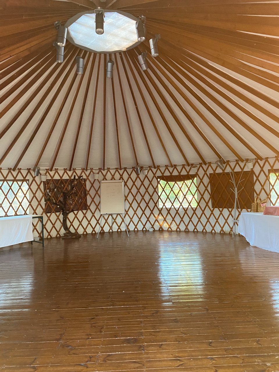 Στο εσωτερικό του Yurt, της μογγολικής σκηνής όπου γίνονται εταιρικά συνέδρια.