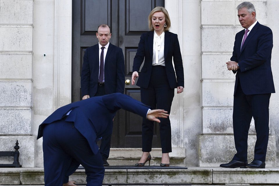 Ο διαμεσολαβητής της Ε.Ε. για το Brexit, Maros Sefcovic, σκοντάφτει μπροστά στα πόδια της Τρας, που σπεύδει να τον βοηθήσει. Η φωτογραφία έγινε viral / AP