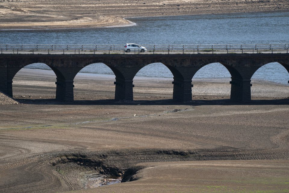 Γέφυρα στο Woodhead Resevoir στο δυτικό Yorkshire -Η στάθμη του νερού έχει πέσει απειλητικά...