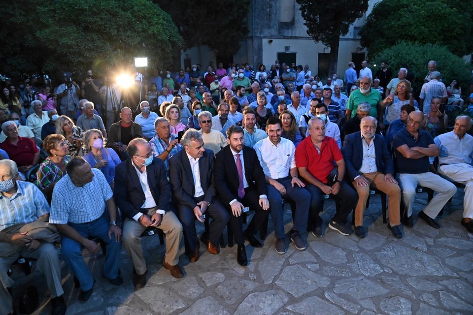 Κόσμος στην ομιλία Ανδρουλάκη στην Κέρκυρα -Φωτογραφία: Eurokinissi