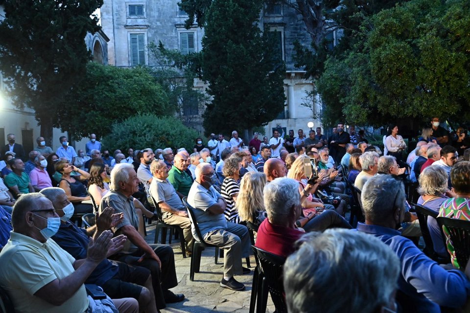 Κόσμος στην ομιλία Ανδρουλάκη στην Κέρκυρα -Φωτογραφία: Eurokinissi