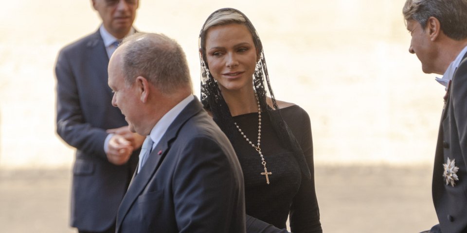 Σαρλίν και Κάρολος κατά την επίσκεψή τους στο Βατικανό / ASSOCIATED PRESS