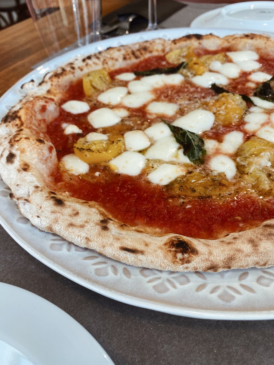 Η αυθεντική ναπολιτάνικη πίτσα έχει λίγα αλλά ποιοτικά υλικά. 