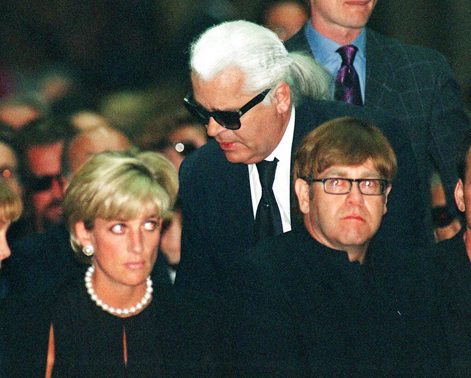 Η πριγκίπισσα Νταϊάνα, ο Karl Lagerfeld και ο Elton John, παρακολουθούν στην επιμνημόσυνη δέηση για τον Gianni Versace